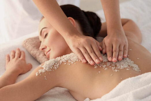 Zoom sur les soins du corps : gommages, enveloppements, massages