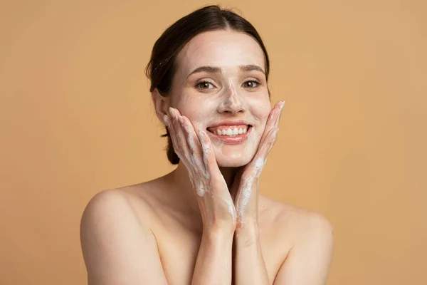 Gommage enzymatique : une alternative douce pour les peaux sensibles