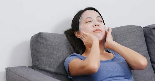 Le guide ultime des masques en tissu (« sheet masks ») et de leurs bienfaits