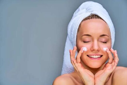 Comment gérer la brillance de sa peau tout au long de la journée ?