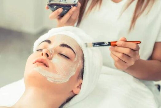 Acide salicylique, niacinamide, argile : les meilleurs actifs pour les peaux grasses