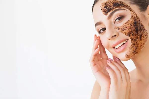 Exfolier sa peau sensible en douceur : les options possibles (PHA, enzymes)