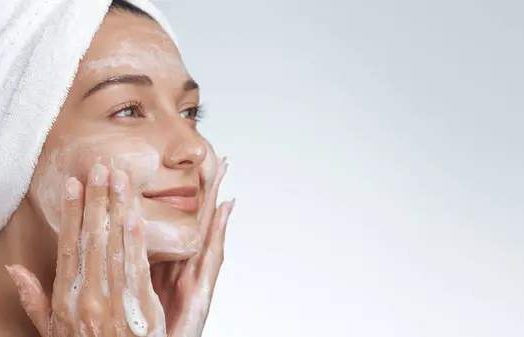 Comment choisir un nettoyant visage adapté à une peau mixte ?