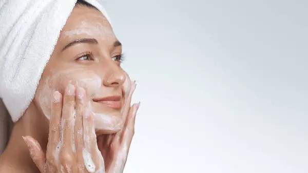 Comment choisir un nettoyant visage adapté à une peau mixte ?