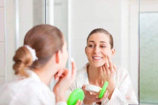 Comment créer une routine qui traite à la fois la zone T grasse et les joues sèches ?