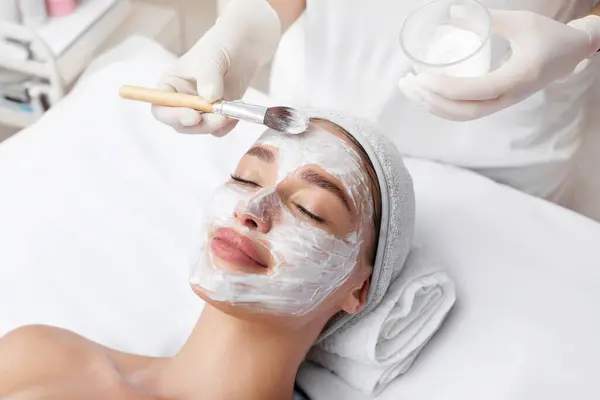 Les meilleurs actifs pour réguler la zone T sans assécher le reste du visage.