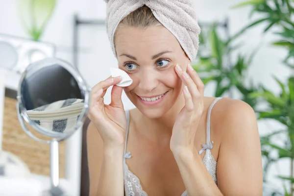 Huile, baume, lait ou eau micellaire : quel démaquillant est fait pour vous ?