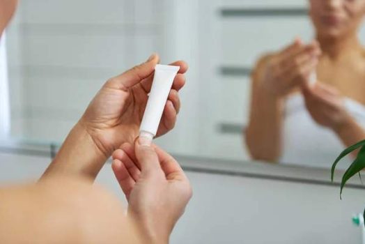 Comment la niacinamide agit sur les pores dilatés, l&rsquo;excès de sébum et les rougeurs ?