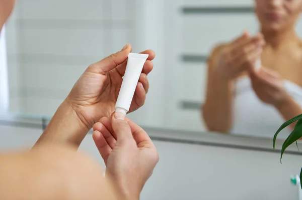 Comment la niacinamide agit sur les pores dilatés, l&rsquo;excès de sébum et les rougeurs ?