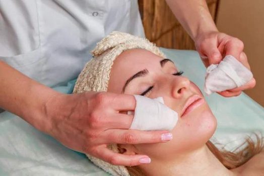 Comment appliquer sa lotion tonique : avec un coton ou directement avec les mains ?