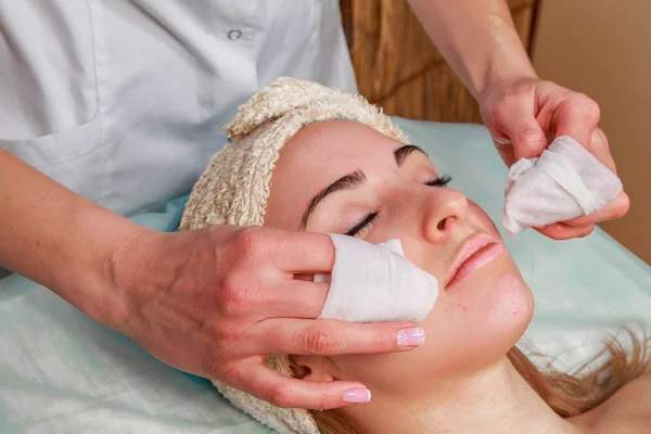 Comment appliquer sa lotion tonique : avec un coton ou directement avec les mains ?