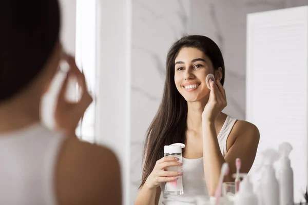 Faut-il se démaquiller même quand on ne se maquille pas ?