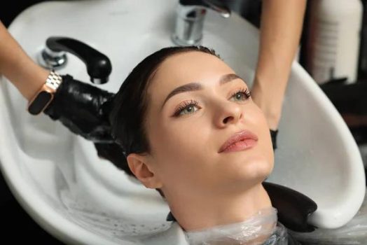 La routine minimaliste idéale pour les cheveux à tendance grasse