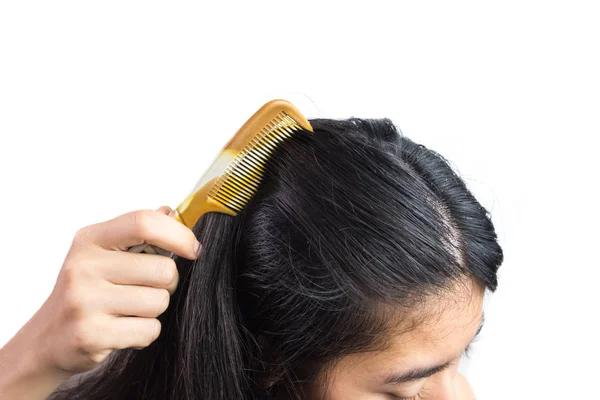 Les erreurs de coiffage qui rendent vos cheveux encore plus gras