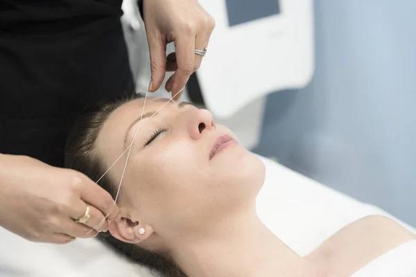 Douleur épilation au fil : surprenante la première fois