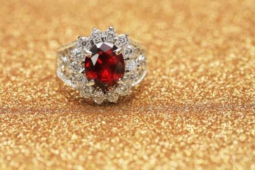 Comment monter un rubis en bague : or jaune ou or blanc ?
