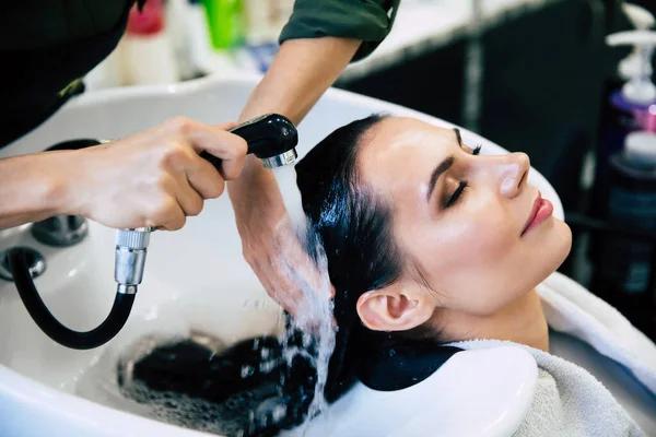 Chute de cheveux importante : quand envisager un traitement capillaire intensif ?