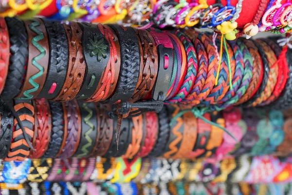 Bijoux en cuir faits main : quels critères vérifier avant l’achat ?