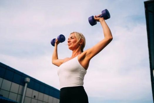 Musculation et anti-âge : pourquoi soulever des poids est votre meilleur allié beauté ?
