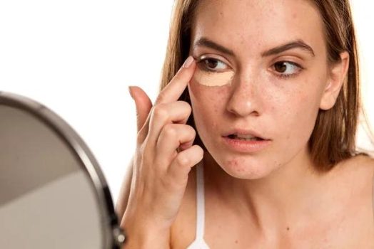 Comment poudrer son anti-cernes pour un fini lisse et longue tenue ?