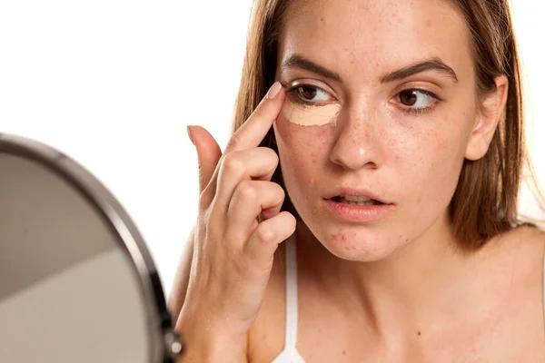 Comment poudrer son anti-cernes pour un fini lisse et longue tenue ?