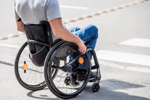 Accessibilité en fauteuil roulant : franchir trottoirs et rampes d’accès