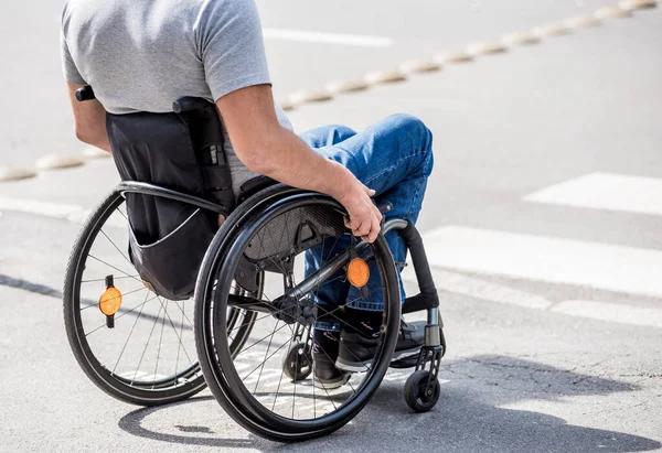 Accessibilité en fauteuil roulant : franchir trottoirs et rampes d’accès