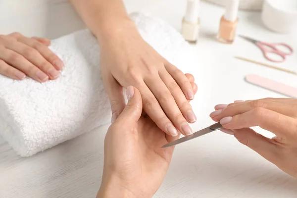 Manucure semi-permanente : ce qu&rsquo;il faut savoir avant de se lancer