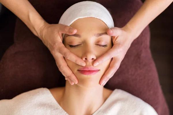 Le massage facial « kobido » : mon secret pour lisser les rides naturellement